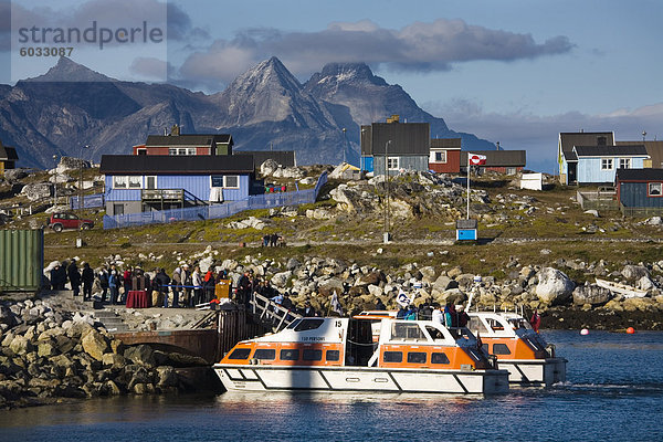 Kreuzfahrt Schiff Ausschreibungen am Pier  Hafen von Nanortalik  Insel von Qoornoq  Provinz Kitaa  Süden von Grönland  Dänemark  Polarregionen