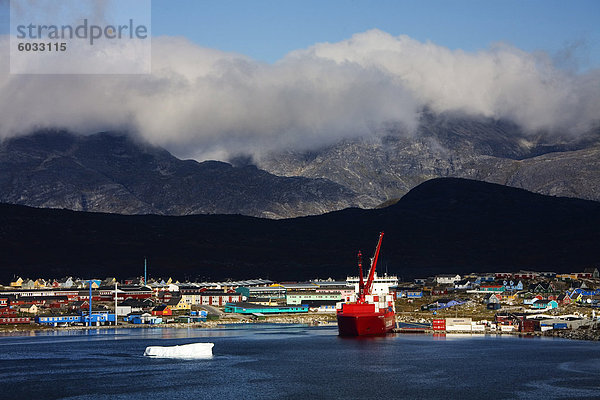 Containerschiff Entladen in Nanortalik Port  Insel von Qoornoq  Provinz Kitaa  Süden von Grönland  Dänemark  Polarregionen