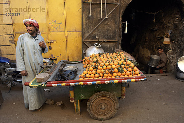 Ein Mann  der Verkauf von Orangen in Khan al-Khalili  Kairo  Ägypten  Nordafrika  Afrika