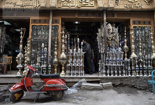 Wasserleitungen für Rauchen Sheesha werden in Khan al-Khalili  Kairo  Ägypten  Nordafrika  Afrika verkauft.