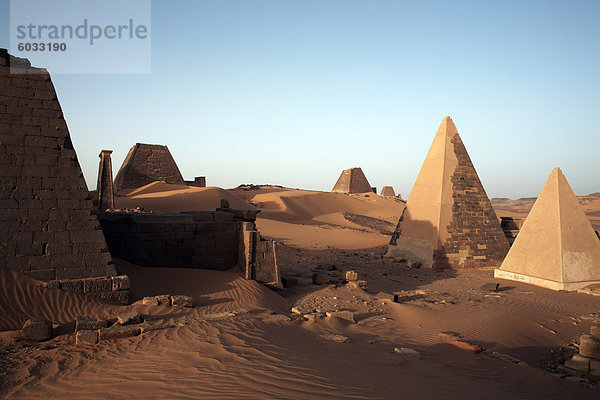 Die Pyramiden von Meroe  Sudan beliebtesten touristischen Attraktion  Bagrawiyah  Sudan  Afrika