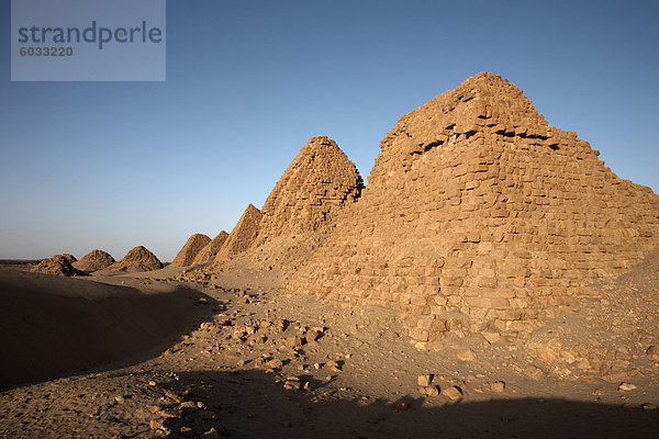 Die königlichen Friedhof von Nuri  Grabstätte des Königs Taharqa  alten Herrscher über das Reich von Kusch  Karima  Sudan  Afrika