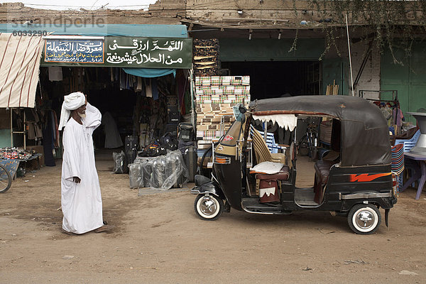 Ein Tuk-Tuk vor Geschäften bei Dunqula  Sudan  Afrika