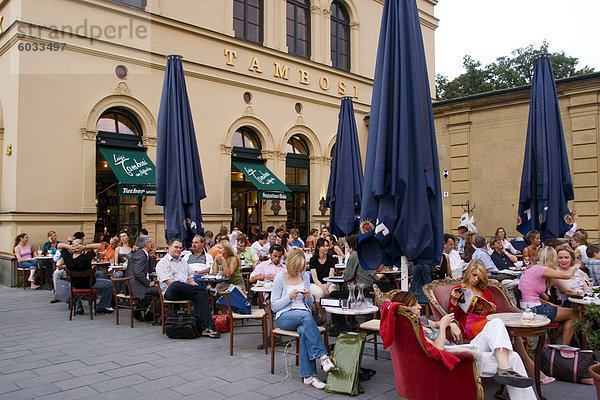 Leute sitzen außerhalb Café Tambosi  in der Nähe von Hofgarten und die Theatiner-Kirche  München  Bayern  Deutschland  Europa