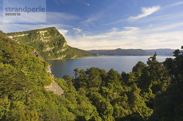 Lake Waikaremoana und Panekiri Bluff  Te-Urewera-Nationalpark  Nordinsel  Neuseeland  Pazifik