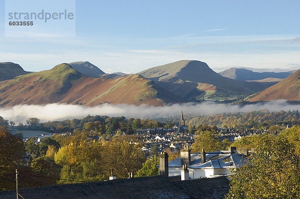 Blick über Keswick  Catbells  Causey Pike  Robinson  Seenplatte  Cumbria  England  Vereinigtes Königreich  Europa