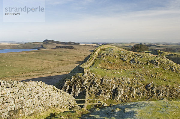 Cuddy die Crag Blick nach Osten zu Sewingshields Felsen und Broomlee Lough  Roman Wall  UNESCO World Heritage Site  Northumbria  England  Vereinigtes Königreich  Europa