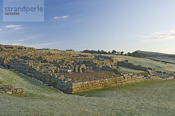 Teil lag römischen Kastells Blick nach Osten  Hadrianswall  UNESCO Weltkulturerbe  Northumbria  England  Vereinigtes Königreich  Europa