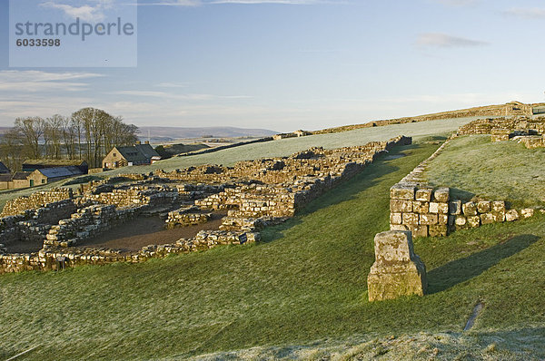Teil lag römischen Kastells Blick nach Westen  Hadrianswall  UNESCO Weltkulturerbe  Northumbria  England  Vereinigtes Königreich  Europa