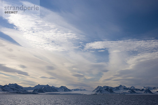 Küste und Gletscher  Spitzbergen  Svalbard  Norwegen  Skandinavien  Europa