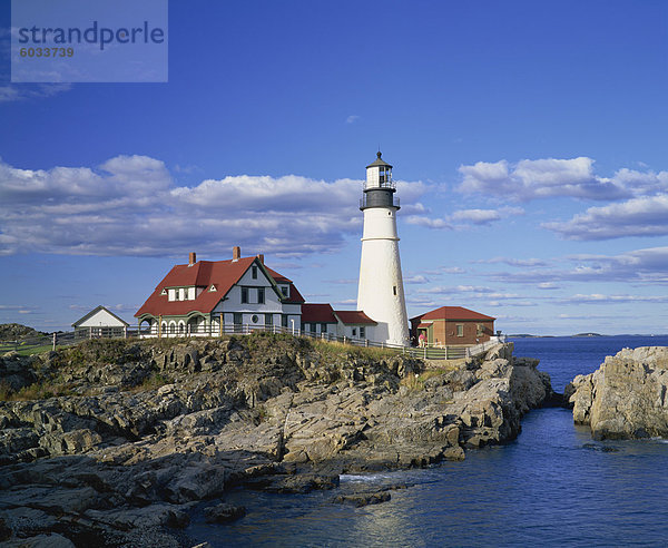 Portland Head Leuchtturm an der Felsenküste am Cape Elizabeth  Maine  New England  Vereinigte Staaten von Amerika  Nordamerika