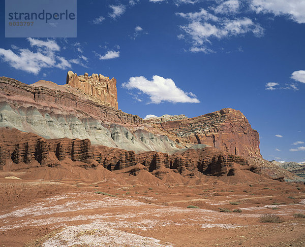 Farbige Felsformationen und Klippen im Capital Reef Nationalpark in Utah  USA  Nordamerika