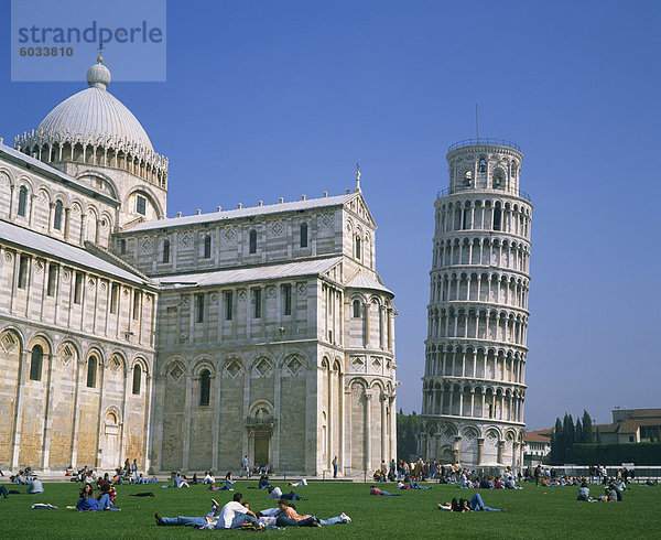 Touristen auf der Piazza del Duomo in der Nähe des Schiefen Turms  UNESCO Weltkulturerbe  Pisa  Toskana  Italien  Europa
