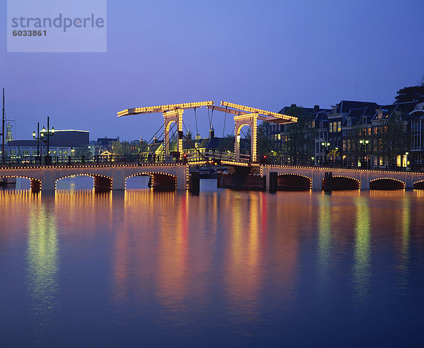 Lichter auf die Magere Brug (magere Brücke)  auf die sich des Kanals am Abend in Amsterdam  Holland  Europa