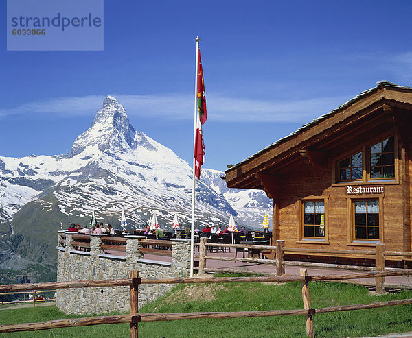 Touristen auf dem Balkon Restaurant Sunnegga  Blick auf das Matterhorn in der Schweiz  Europa