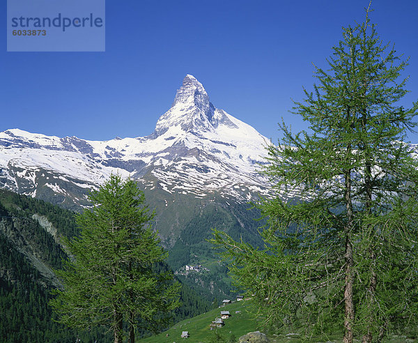 Der schneebedeckte Gipfel des Matterhorns in der Schweiz  Europa