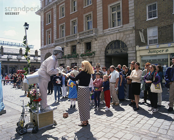 Statue Straßenkünstler und Gruppe von Menschen beobachten  Covent Garden  London  England  Vereinigtes Königreich  Europa