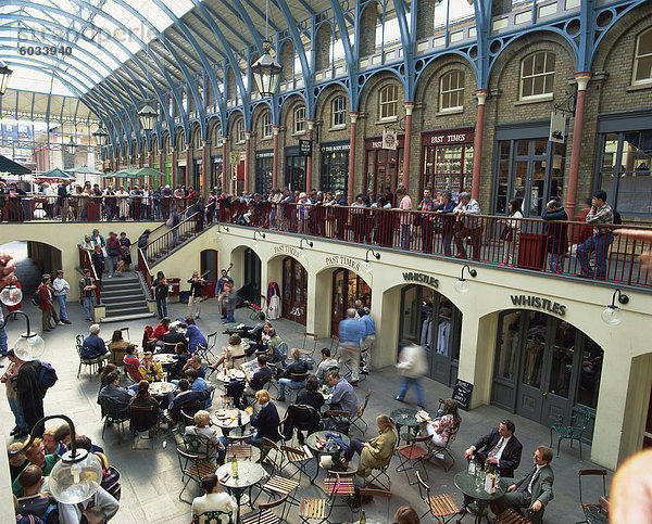 Erhöhte Ansicht der Leute sitzen an Tischen an Cafes im Inneren des überdachten Marktplatz am Covent Garden in London  England  Vereinigtes Königreich  Europa
