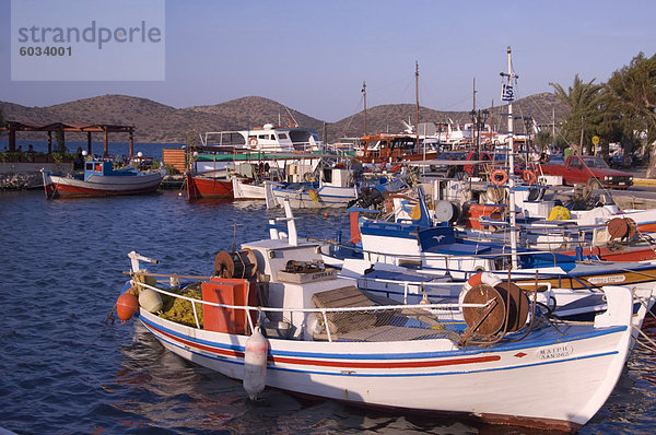 Fischerboote im Hafen in Elounda im Osten Kretas  griechische Inseln  Griechenland  Europa
