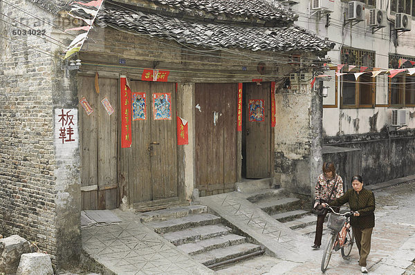 Chinesische Frauen gehen in der Straße  Xingping  Provinz Guangxi  China  Asien