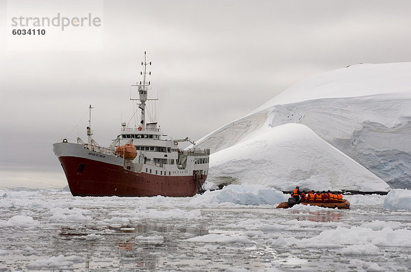 Antarctic Dream ship  Paradise Bay  Antarktische Halbinsel  Antarktis  Polarregionen