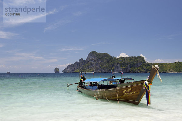 Yong Kasem Strand  bekannt als Monkey Beach  Phi Phi Don Island  Thailand  Südostasien  Asien