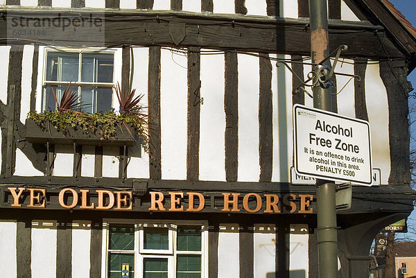 Ihr Olde Red Horse Pub mit Alcohol Free Zone Zeichen außerhalb  Evesham  Worcestershire  England  Vereinigtes Königreich  Europa