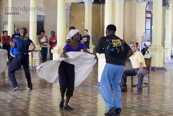 Tänzer während einer Probe in einer alten Halle  Santiago De Cuba  Kuba  Westindische Inseln  Mittelamerika