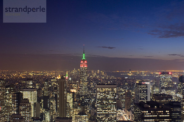 Blick nach Süden in Richtung Empire State Building  über die Skyline von Manhattan von oben auf den Felsen  die Beobachtung deck oben auf die GE Gebäude im Rockefeller Center  New York City  New York State  Vereinigten Staaten von Amerika  Nordamerika