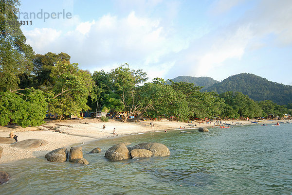 Touristen genießen Nipah Strand bei Sonnenuntergang  Pangkor Island  Bundesstaat Perak  Malaysia  Südostasien  Asien