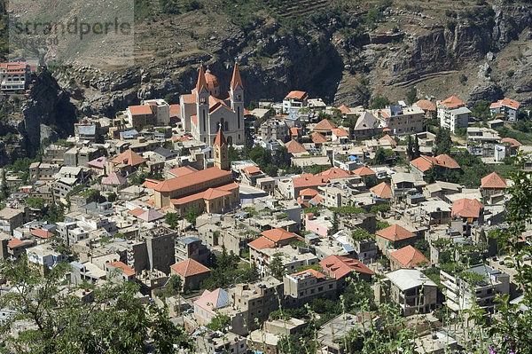 Kirche St. Saba und roten Ziegel überdachte Stadt  Bcharre  Qadisha Tal  UNESCO Weltkulturerbe  Nord-Libanon  Naher Osten