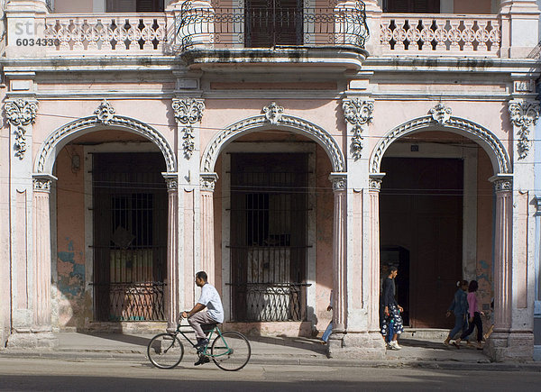 Ein Radfahrer übergeben  einen reich verzierten Altbauwohnung an der Avenida Reina in zentralen Havanna  Kuba  Westindische Inseln  Mittelamerika