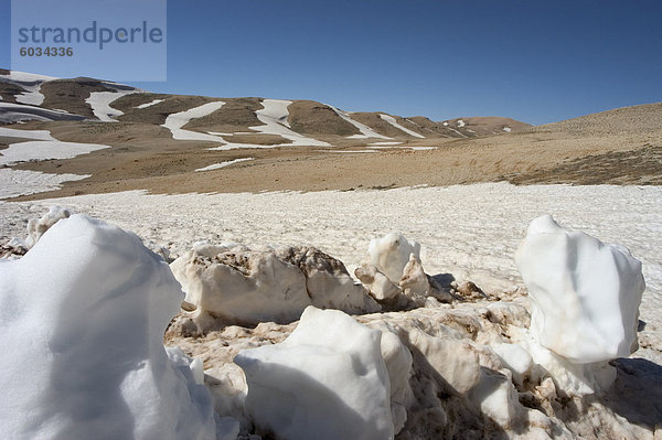 Schnee bedeckten Berge  Qurnat als-Sauda  3090m  Bcharre  Qadisha Valley  Nord-Libanon  Naher Osten