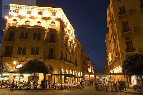 Straßenseite Café-Bereich  Ort d'Etoile (Nejmeh Square) bei Nacht  Innenstadt  Beirut  Libanon  Naher Osten