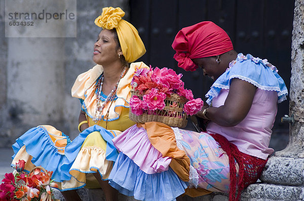 Blumenmädchen in Plaza De La Catedral  Habana Vieja  Havanna  Kuba  Westindische Inseln  Mittelamerika