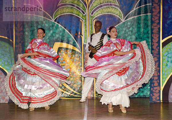 Flamenco-Tänzerinnen in bunten Kostümen bei Melia Rio De Oro Hotel  Playa Esmeralda  Guardalavaca  Kuba  Westindische Inseln  Mittelamerika