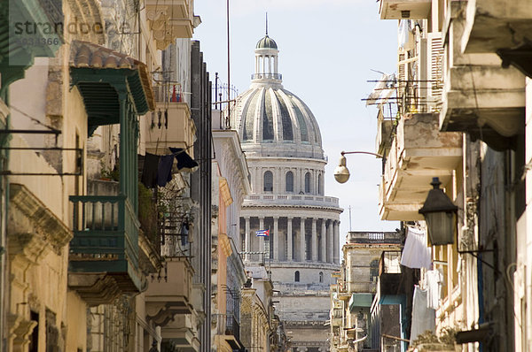 Ein Blick auf das Capitolio  gesehen durch die Straßen von Habana Vieja (Altstadt)  Havanna  Kuba  Westindische Inseln  Mittelamerika