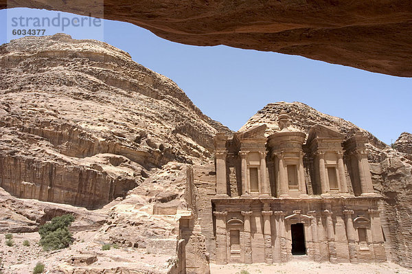 Höhle Blick auf das Kloster  Petra  UNESCO Weltkulturerbe  Wadi Musa (Mousa)  Jordanien  Naher Osten