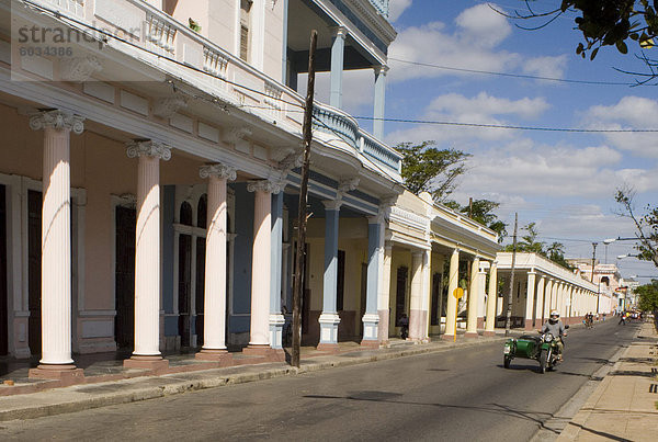 Zeilen der Spalten in der Paseo del Prado  der Hauptallee  Cienfuegos  Kuba  Westindische Inseln  Mittelamerika