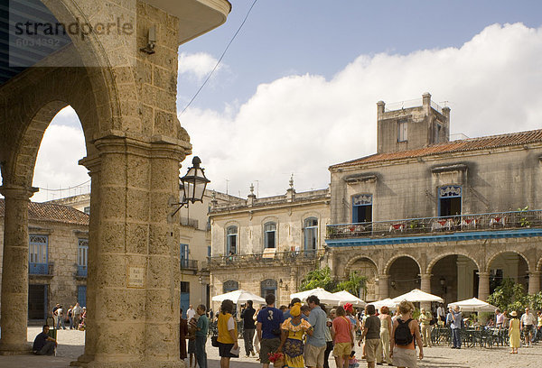Touristen in der Plaza De La Catedral in Habana Vieja (Altstadt)  Havanna  Kuba  Westindische Inseln  Mittelamerika