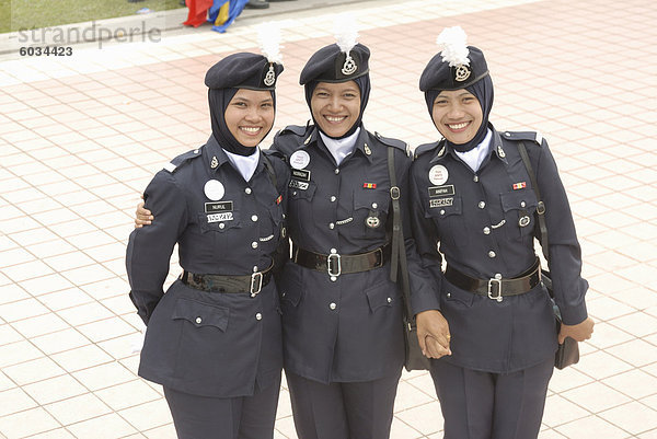 Drei Polizei weibliche Mitglieder bei feiern von Kuala Lumpur City Tag gedenken  Merdeka Square  Kuala Lumpur  Malaysia  Südostasien  Asien