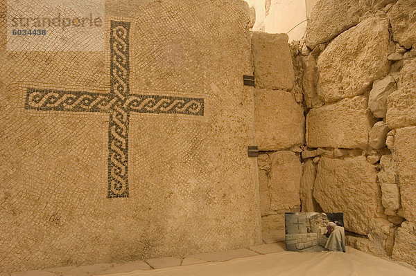Wandmosaik und Foto von Papst John Paul II  Moses Memorial Church  Mount Nebo  East Bank Plateau  Jordanien  Naher Osten