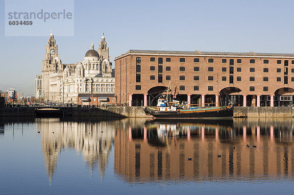 Albert Docks  Royal Liver Building  Cunard Building  Mersey Docks und Harbour Board  die drei Grazien  UNESCO Weltkulturerbe  Liverpool  Merseyside  England  Vereinigtes Königreich  Europa