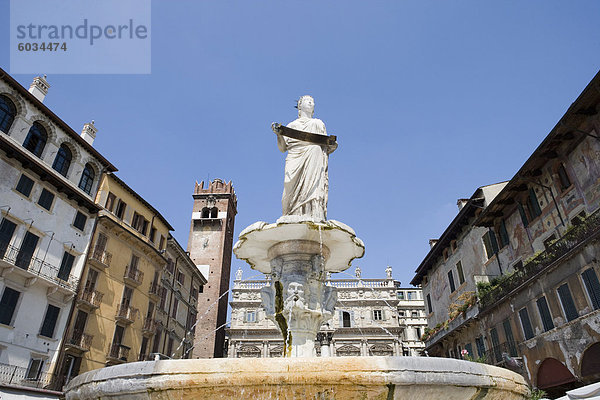 Brunnen  Piazza Erbe  Verona  Venetien  Italien  Europa