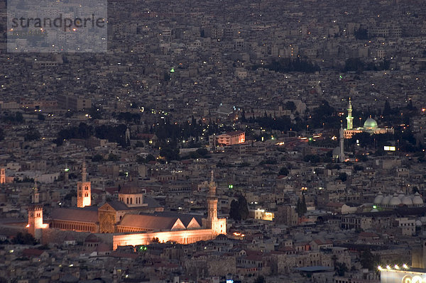 Luftaufnahme der Stadt bei Nacht einschließlich der Umayyad Moschee  UNESCO-Weltkulturerbe  Damaskus  Syrien  Naher Osten