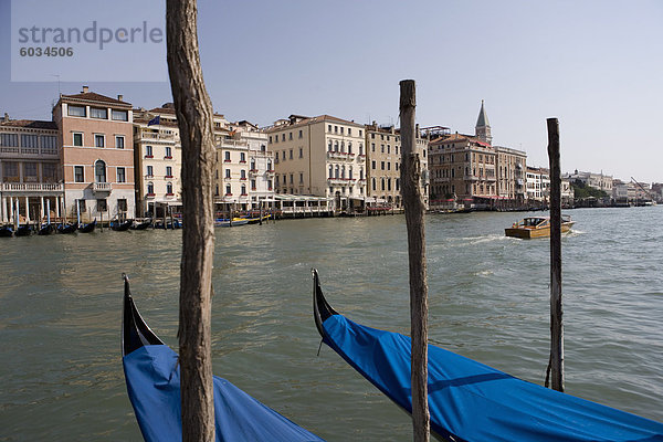 Abgedeckt Gondeln an Liegeplätzen  Canal Grande  Venedig  UNESCO Weltkulturerbe  Veneto  Italien  Europa