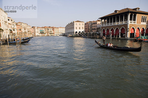 Gondel  Grand Canal in der Nähe von Rialto Markt  Venedig  UNESCO Weltkulturerbe  Veneto  Italien  Europa