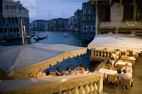 Canalside Restaurants  Rialto-Brücke  Canale Grande  Venedig  UNESCO World Heritage Site  Veneto  Italien  Europa