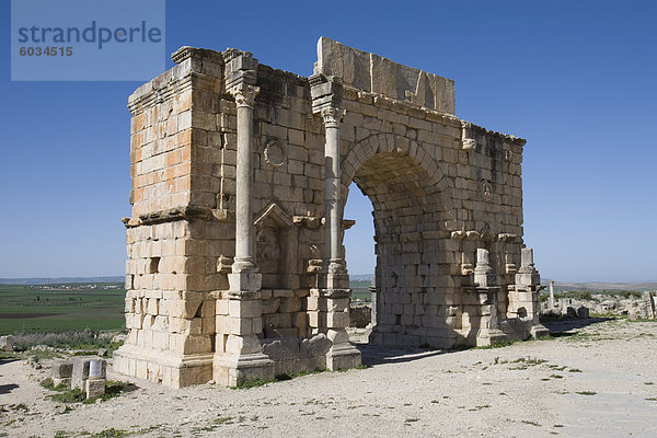 Triumphbogen ruinieren  Volubilis  UNESCO Weltkulturerbe  Marokko  Nordafrika  Afrika