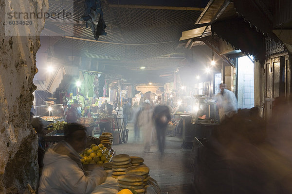 Suk in der Nacht  Medina  Fez  Marokko  Nordafrika  Afrika